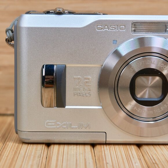 Casio Exilim EX-Z120 7.2MP Digital Camera, 3x Optical Zoom - Picture 2 of 6